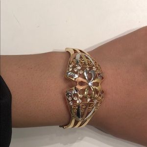 18 karat gold tri bracelet